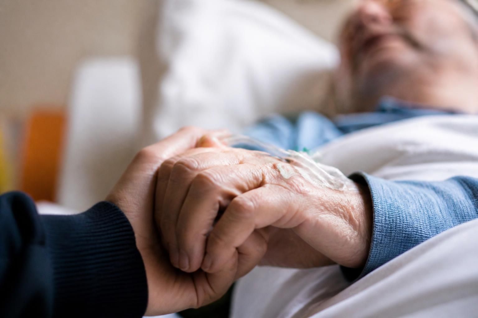 découvrez comment la maladie de parkinson progresse jusqu'aux phases terminales, ses symptômes évolutifs et l'accompagnement nécessaire en fin de vie.