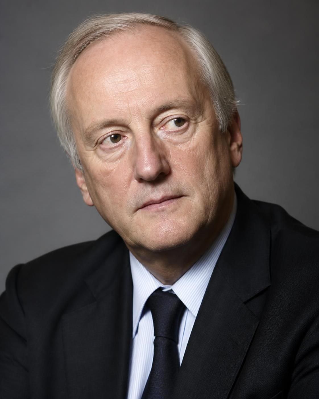 découvrez le combat inspirant d'hubert védrine face au cancer, un parcours de courage et de résilience.